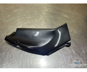 Cache sur flanc de carénage...