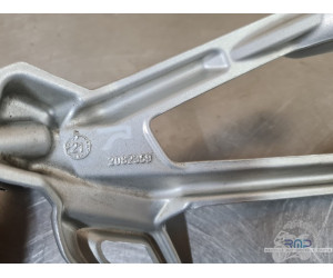 Platine repose pied passager droite Triumph 900 Tiger Rally Pro 2020 à 2026 