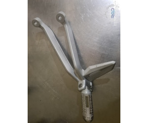 Platine repose pied passager gauche 765 Street Triple RS 2017 à 2019
